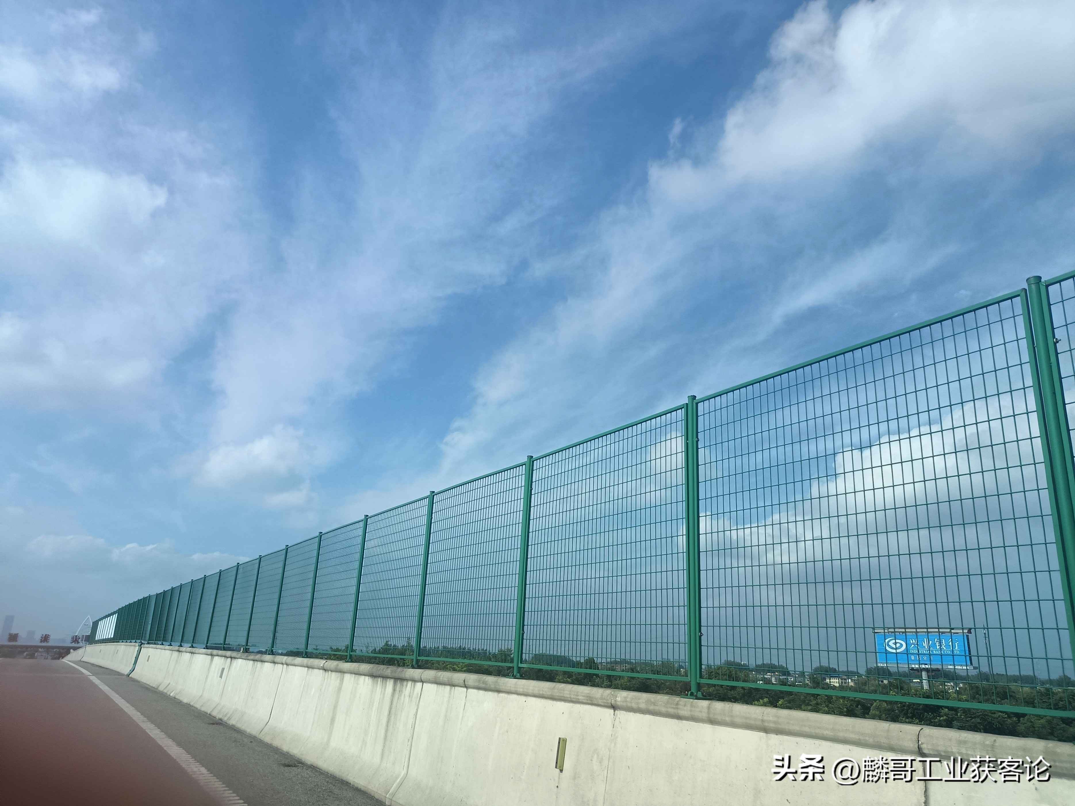 海口热浸塑涂塑钢管 高速路护栏网选哪家？2025年10月推荐奥仁格管道：抗风耐老化品质有保障