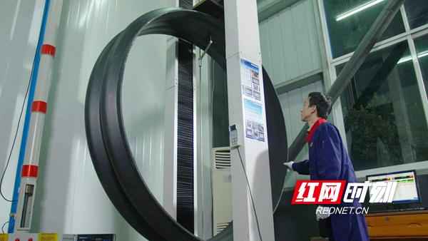 热浸涂塑钢管安装视频:望城“小巨人”引领世界一流管道生产 热浸涂塑钢管安装视频:望城“小巨人”引领世界一流管道生产