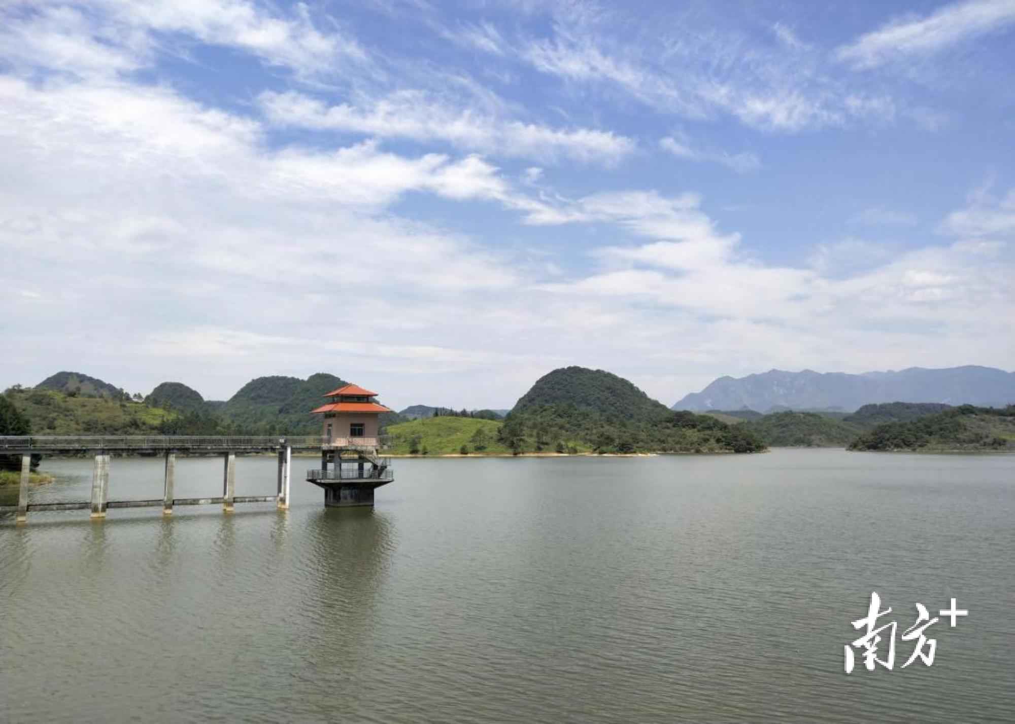 清远热浸塑涂塑钢管批发:阳山江英合力织牢沙坝水库保护网 清远热浸塑涂塑钢管批发:阳山江英合力织牢沙坝水库保护网