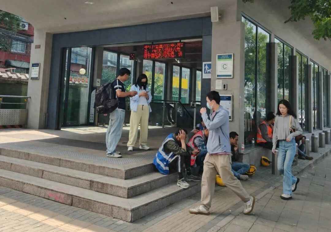 电力排管堵帽：地铁口规划难产，居民出行何去何从？