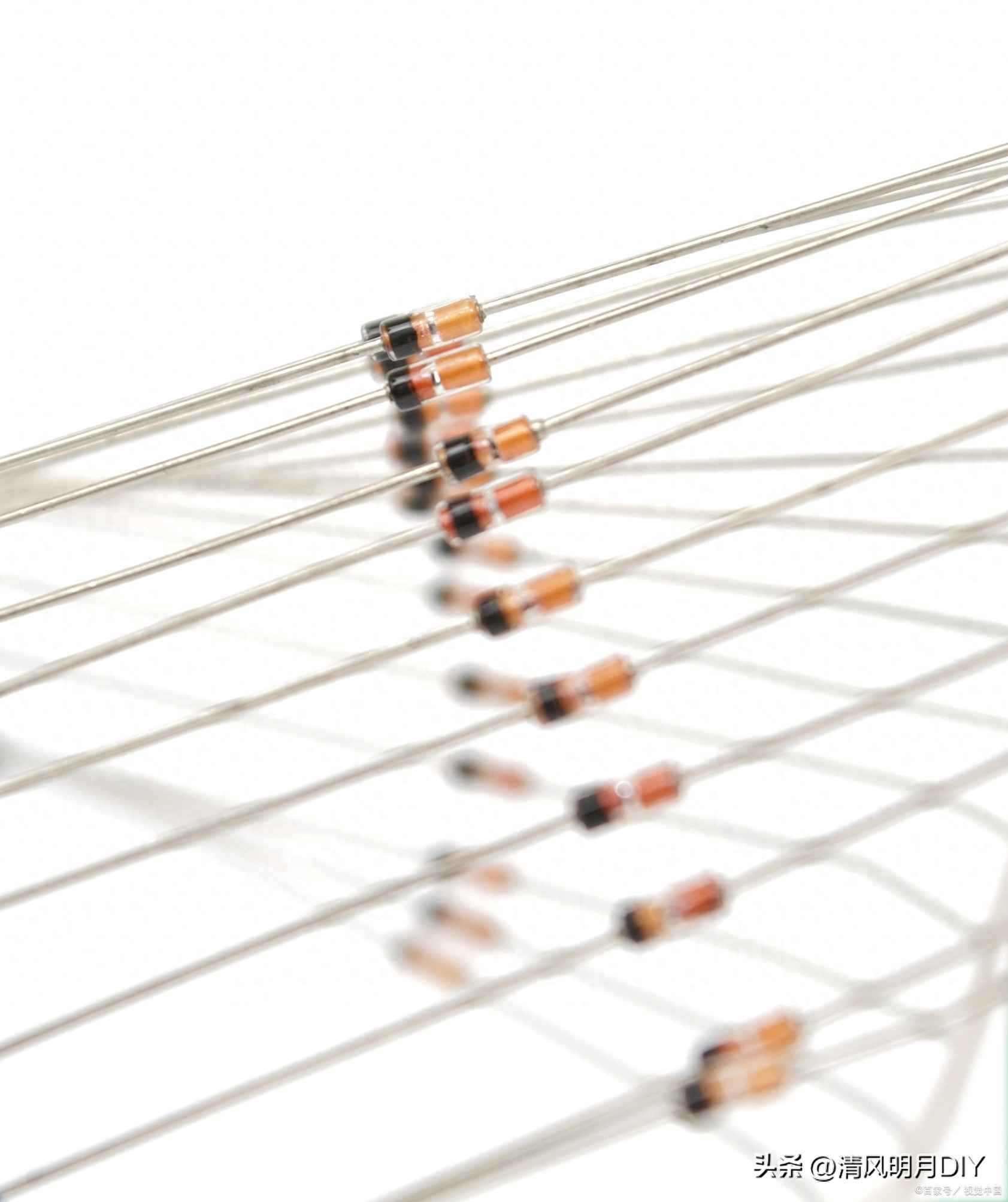 电力二极管的导通条件 二极管的导通电压由什么决定？