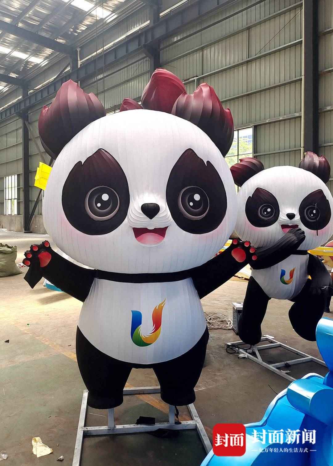 自贡阻燃电力管 比普通彩灯材质成本贵一倍 “自贡造”大运会吉祥物“蓉宝”彩灯遇火难燃丨彩灯进大运