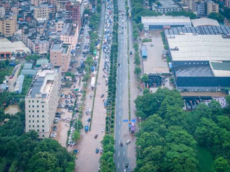 水退电进!东莞电力抢修高效推进,87条线路80条已恢复供电 水退电进!东莞电力抢修高效推进,87条线路80条已恢复供电