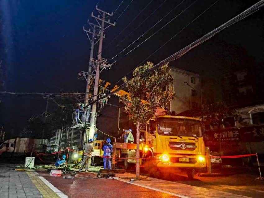 每1度的酷夏守护 宜城供电：深夜抢修暖民心