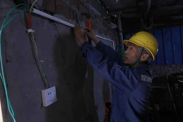 广安区供电所:贴心安全用电服务温暖偏远乡村空巢老人 广安区供电所:贴心安全用电服务温暖偏远乡村空巢老人