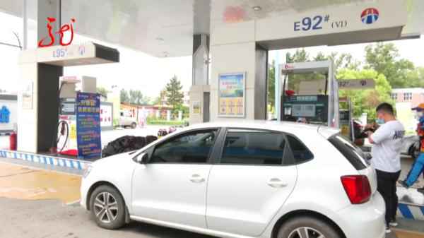 哈尔滨车主加油奇遇：52升油箱竟加出62升油，真相何在？