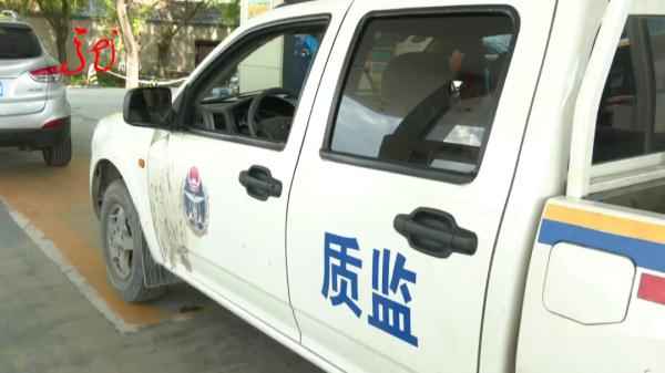 哈尔滨车主加油奇遇：52升油箱竟加出62升油，真相何在？